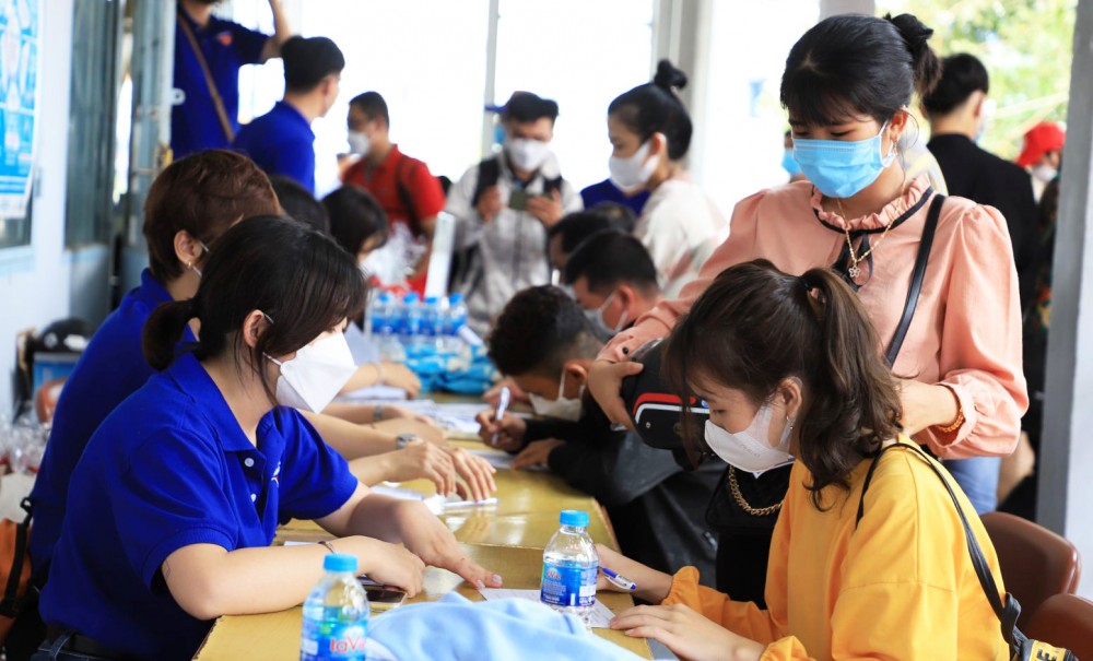Đẩy mạnh kết nối, tạo cơ hội việc làm cho người lao động NLĐ tham gia ngày hội tư vấn giới thiệu việc làm do LĐLĐ thành phố phối hợp Trung tâm DVVL TP Cần Thơ, Trung tâm DVVL Thanh niên thành phố tổ chức.