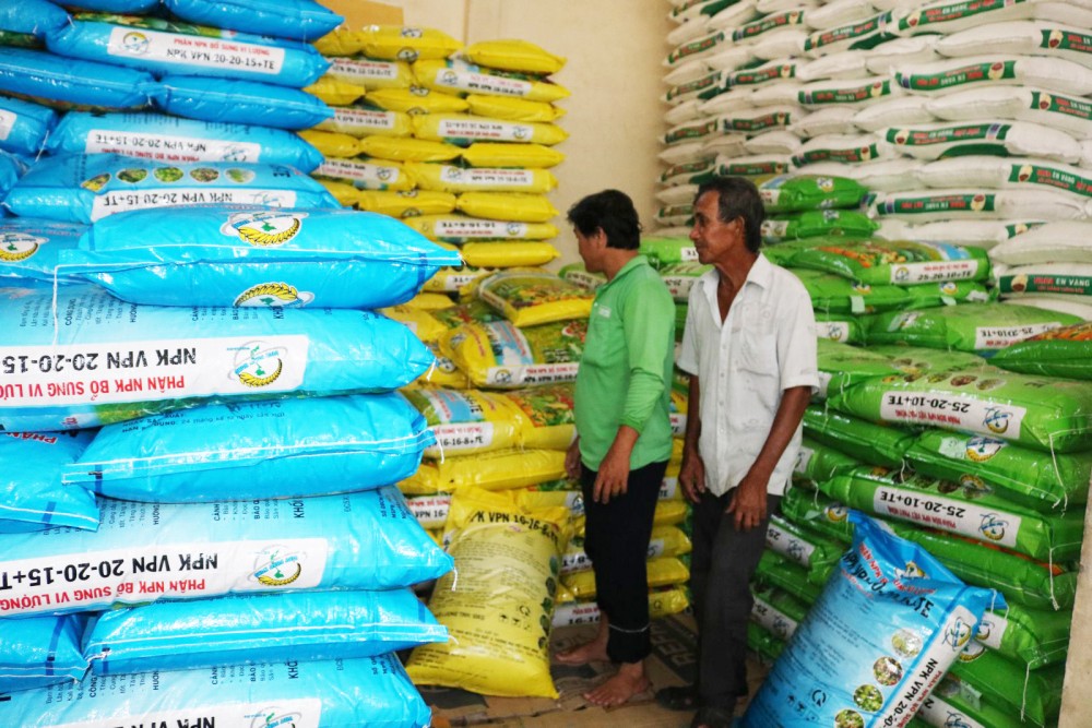Giá phân bón tiếp tục "leo thang" Nông dân ở huyện Thới Lai phối trộn các loại phân để bón cho lúa.