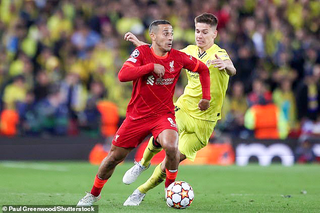 Tiền vệ Thiago (trái) tranh bóng với một cầu thủ Villarreal trong trận bán kết lượt đi Champions League. Ảnh: Daily Mail