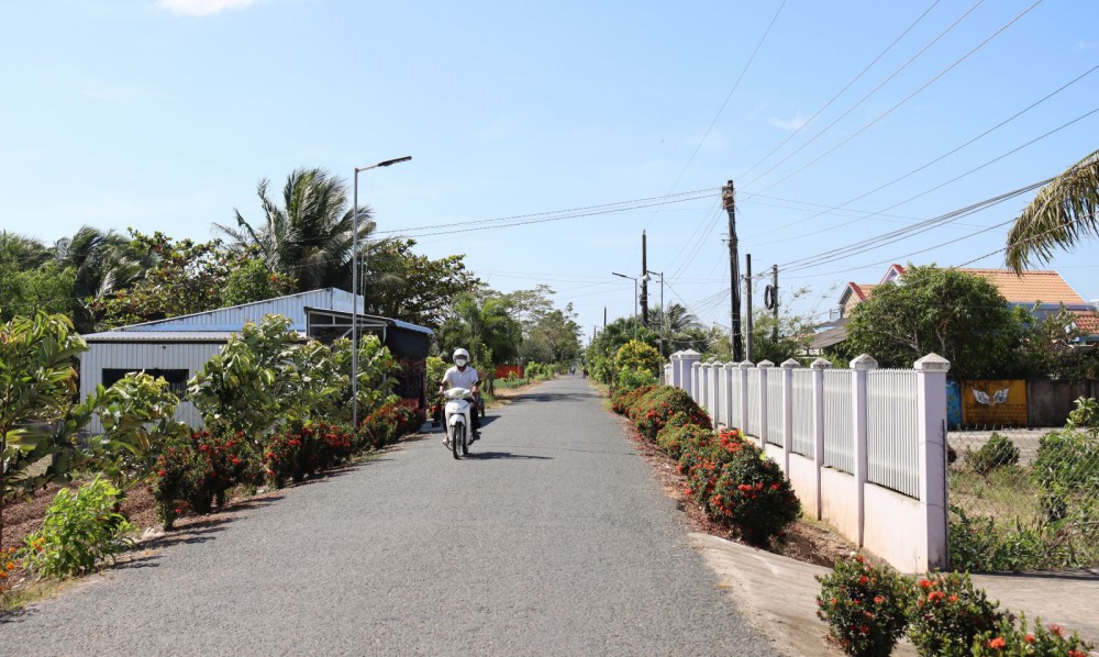 Một góc giao thông nông thôn ở xã Viên Bình, huyện Trần Đề, tỉnh Sóc Trăng. Ảnh: LÝ THEN