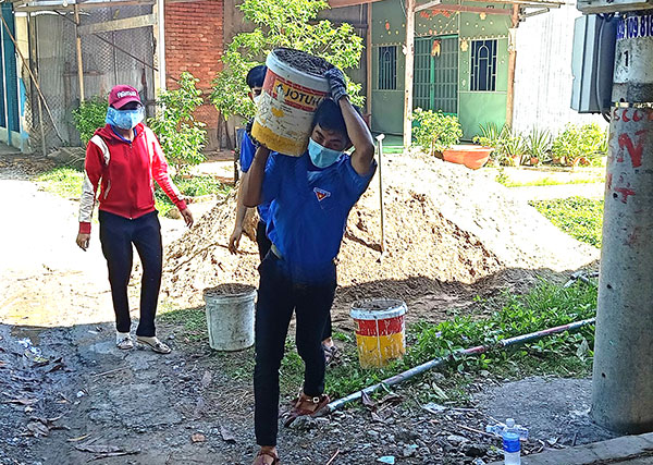 Ðoàn viên thanh niên thị trấn Thạnh An tham gia đảm bảo an toàn giao thông