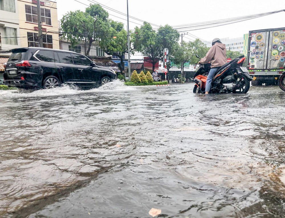 Khắc phục hạn chế, nâng cao hiệu quả phòng chống thiên tai Mưa lớn xuất hiện vào trưa 29-4-2022, gây ngập đường phố, ảnh hưởng sinh hoạt, giao thông tại quận Ninh Kiều, TP Cần Thơ.