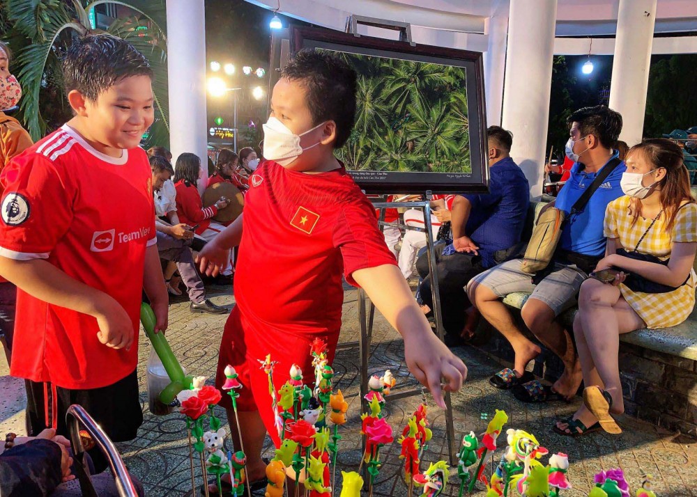 Các gian hàng tò he thu hút các em nhỏ tại Tuyến phố đi bộ Ninh Kiều.