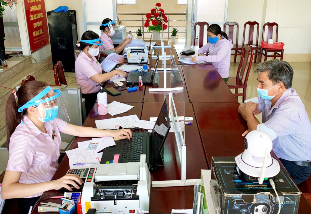 Những chính sách mới về đất đai, nhà ở Người dân được tư vấn hỗ trợ vay vốn phát triển kinh tế tại Ngân hàng Chính sách xã hội quận Bình Thủy, TP Cần Thơ. Ảnh: P.Mai