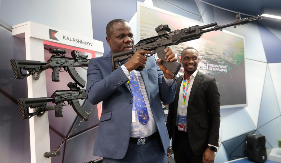 Một du khách thử súng tiểu liên Kalashnikov do Nga chế tạo tại Triển lãm Diễn đàn Kinh tế Nga - châu Phi hồi năm 2019. Ảnh: AFP