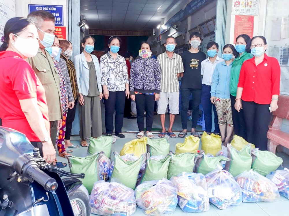 Đồng chí Bùi Thị Ngọc Ánh (thứ 8 từ phải sang) cùng cán bộ khu vực tặng quà hỗ trợ người dân. Ảnh: Nhân vật cung cấp