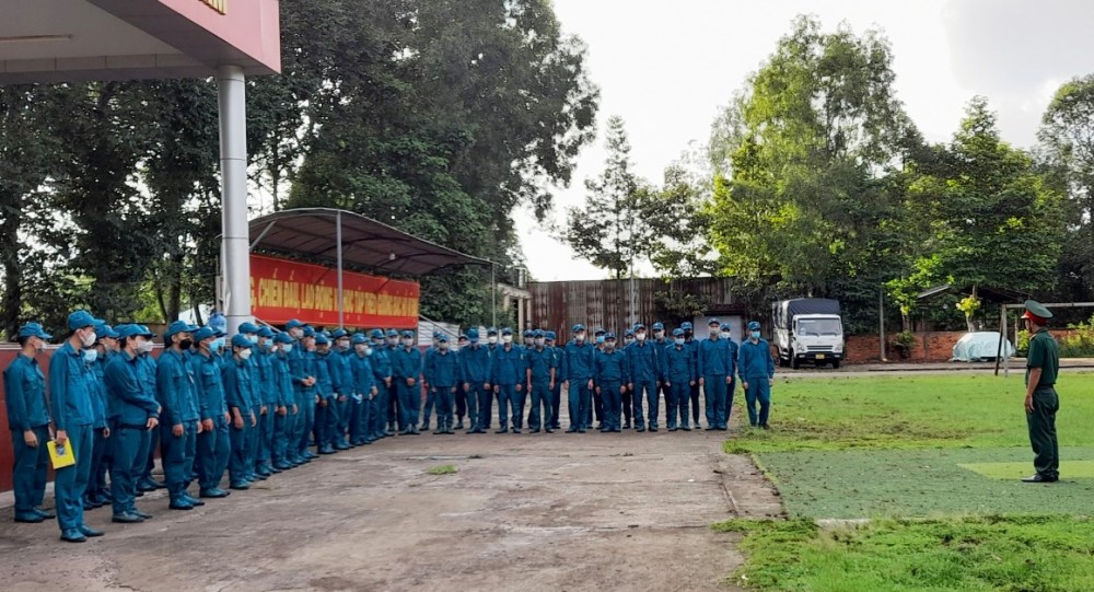 Dân quân tham gia huấn luyện ở Ban Chỉ huy Quân sự quận Ô Môn.