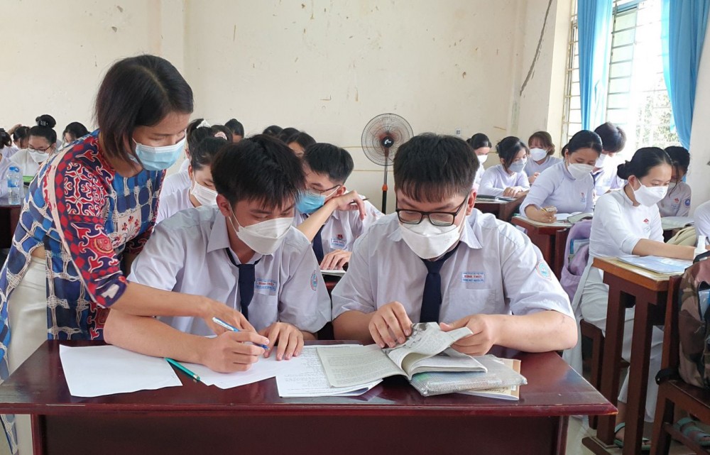 Một buổi học của học sinh lớp 12 Trường THPT Bình Thủy.