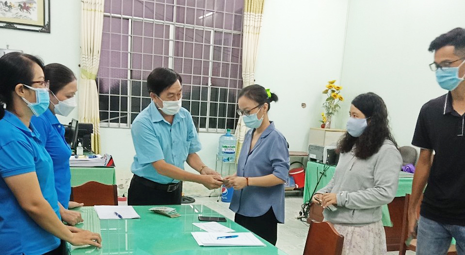 Hỗ trợ người lao động vay vốn, phát triển kinh tế Cán bộ Quỹ trợ vốn giải ngân vốn vay cho đoàn viên, CNVCLĐ. Ảnh: CTV