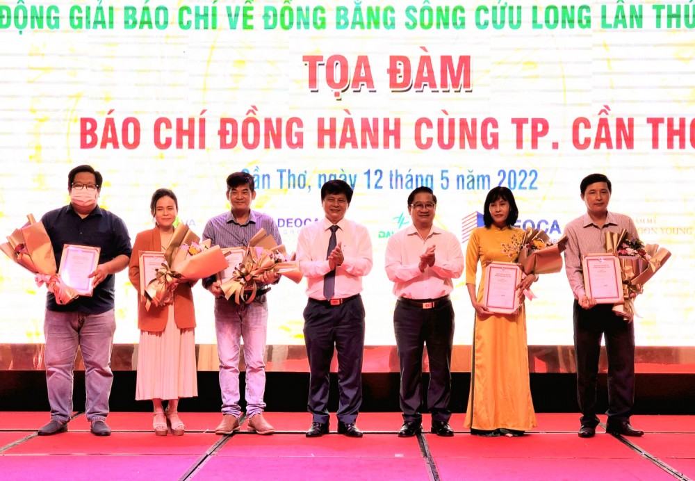 Ông Trần Việt Trường, Chủ tịch UBND TP Cần Thơ và ông Trần Trọng Dũng, Phó Chủ tịch Hội Nhà báo Việt Nam trao giải Nhất cho các tác giả. Ảnh:ANH KHOA