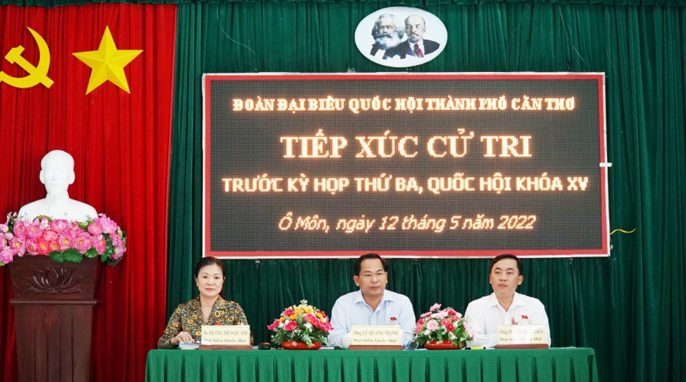 Các đại biểu Quốc hội TP Cần Thơ tiếp xúc cử tri quận Ô Môn. Ảnh: ANH DŨNG