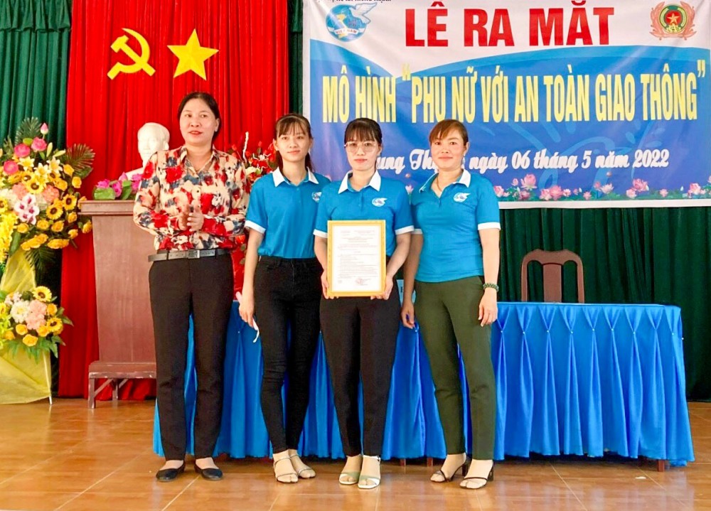 Phụ nữ tham gia bảo đảm an toàn giao thông