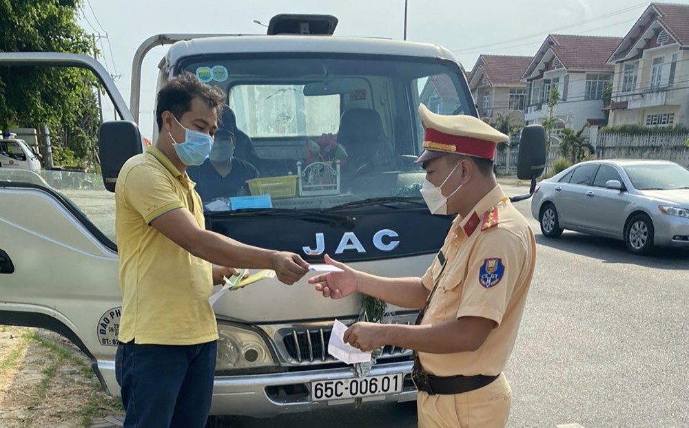 Nhiều giải pháp đảm bảo trật tự, an toàn giao thông Lực lượng Cảnh sát giao thông - Trật tự Công an huyện Phong Ðiền kiểm tra hành chính người điều khiển phương tiện. Ảnh: CTV