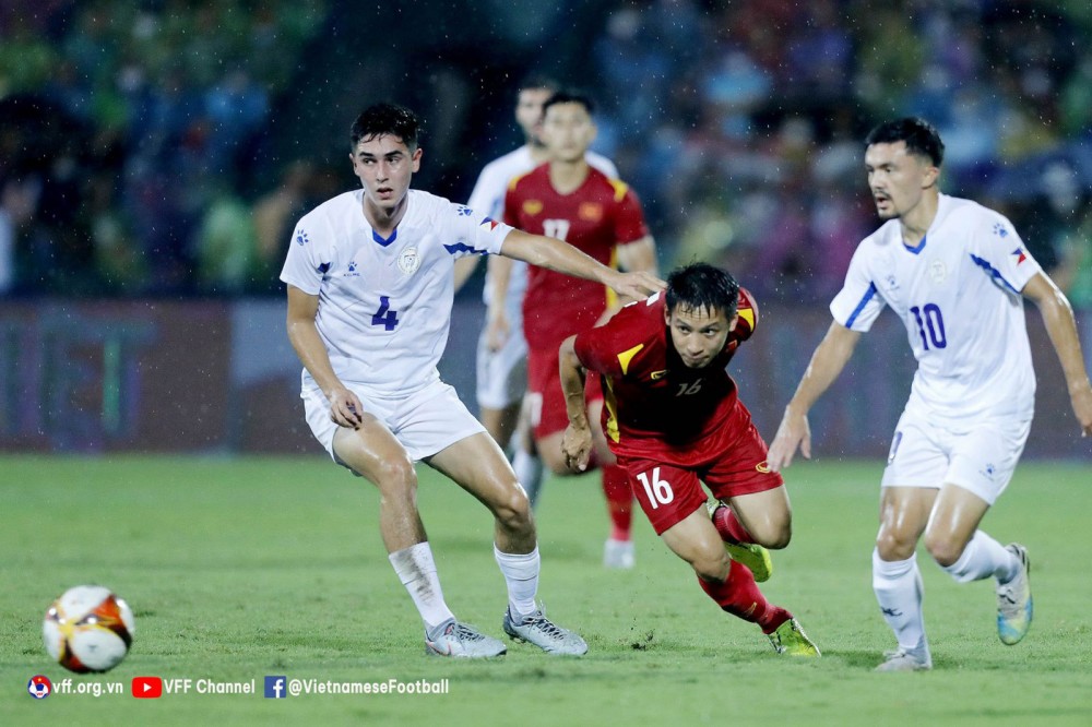 Đội trưởng Đỗ Hùng Dũng (giữa) cùng đồng đội sẽ phải nỗ lực hơn trong cuộc đấu với U23 Myanmar. Ảnh: VFF