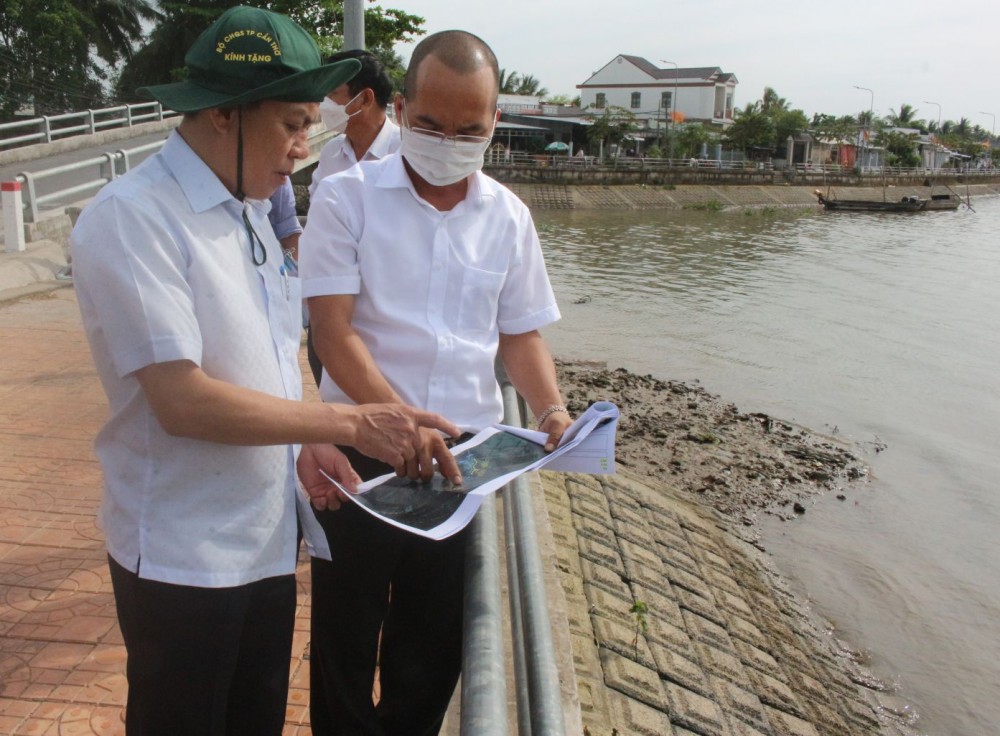 Lãnh đạo TP Cần Thơ kiểm tra chất lượng công trình kè chống sạt lở, ứng phó BĐKH ở quận Ô Môn.