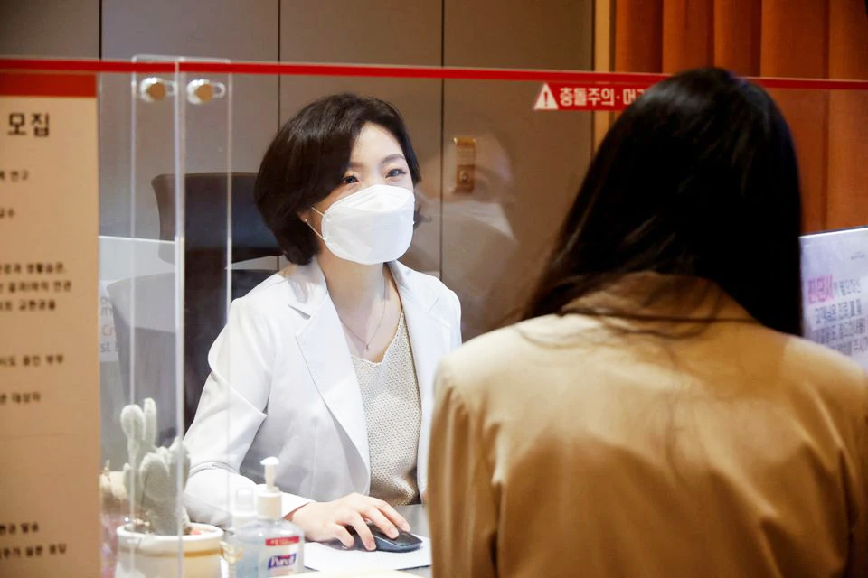 Một phụ nữ Hàn Quốc đang được bác sĩ tư vấn về thủ thuật đông lạnh trứng. Ảnh: Reuters