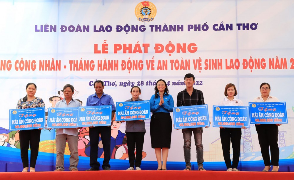 Bà Lê Thị Sương Mai trao hỗ trợ “Mái ấm công đoàn” cho đoàn viên công đoàn có hoàn cảnh đặc biệt khó khăn về nhà ở tại lễ phát động Tháng Công nhân - Tháng hành động về an toàn vệ sinh lao động năm 2022.