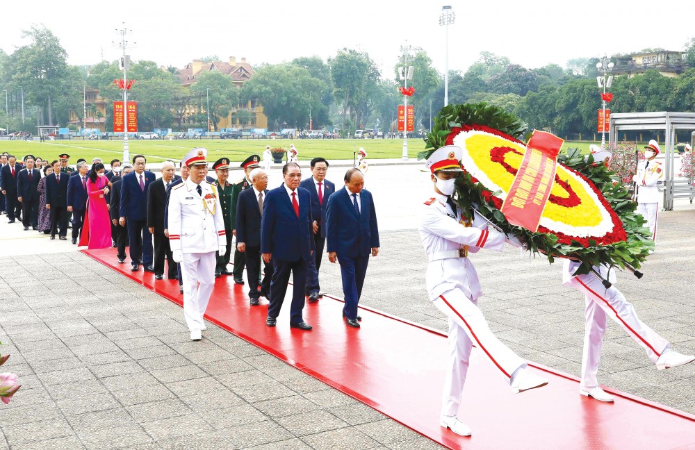 Các đồng chí lãnh đạo Đảng, Nhà nước và các đại biểu đặt vòng hoa và vào Lăng viếng Chủ tịch Hồ Chí Minh. Ảnh: AN ĐĂNG - TTXVN