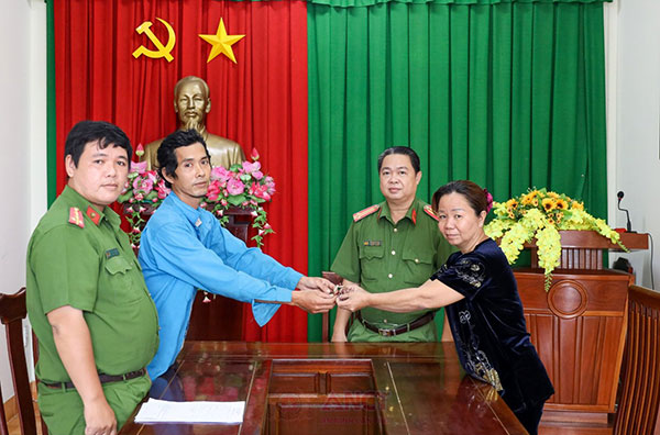 Công an phường hỗ trợ người dân nhanh chóng tìm tài sản bị mất