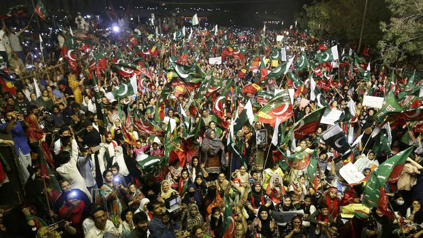 Những người ủng hộ Thủ tướng bị phế truất Imran Khan xuống đường biểu tình hôm 10-4. Ảnh: AP