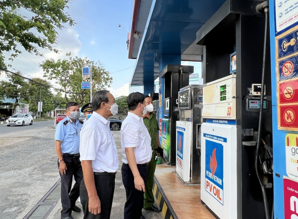 Các cơ quan chức năng thuộc BCĐ 389/TP kiểm tra hoạt động kinh doanh xăng dầu tại điểm kinh doanh ở quận Bình Thủy.