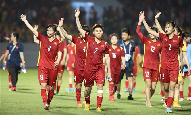 Các cô gái Việt Nam vẫy tay chào người hâm mộ trên sân Cẩm Phả sau chiến thắng ở bán kết. Ảnh: TTXVN