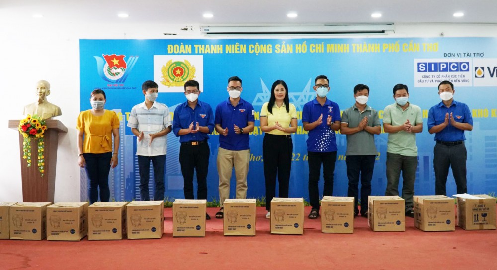 Đồng chí Nguyễn Thị Kim Phương, Phó Bí thư Thường trực Đảng ủy Khối Doanh nghiệp thành phố trao quà cho các ĐVTN công nhân.