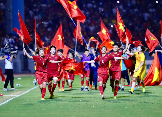 Các nữ cầu thủ Việt Nam mừng chiến thắng trên sân Cẩm Phả. Ảnh: zing