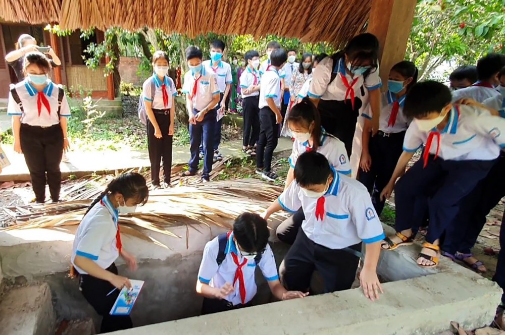 Học sinh Trường THCS Long Tuyền trải nghiệm tại Di tích lịch sử - văn hóa Căn cứ Vườn Mận. Ảnh: B.NG