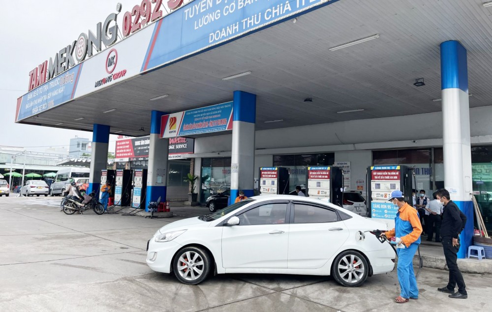 Hoạt động tại một cửa hàng kinh doanh xăng dầu trên địa bàn TP Cần Thơ.