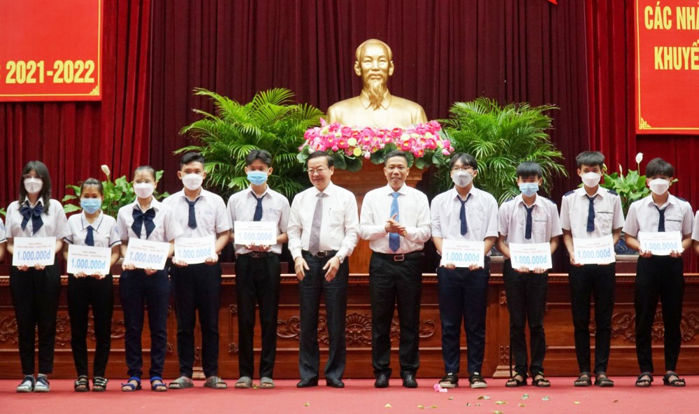 Học sinh khó khăn, học tốt được nhận học bổng "Tiếp sức mùa thi", do HKH TP Cần Thơ tổ chức vào ngày 20-5.