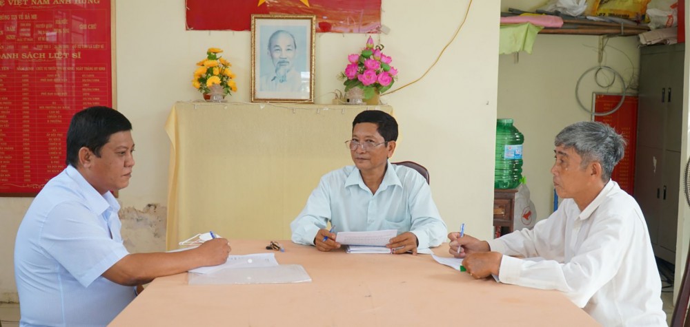 Thường trực Đảng ủy xã Nhơn Ái (giữa) làm việc với Chi ủy Chi bộ ấp Nhơn Thọ 2 về công tác chuẩn bị đại hội chi bộ.