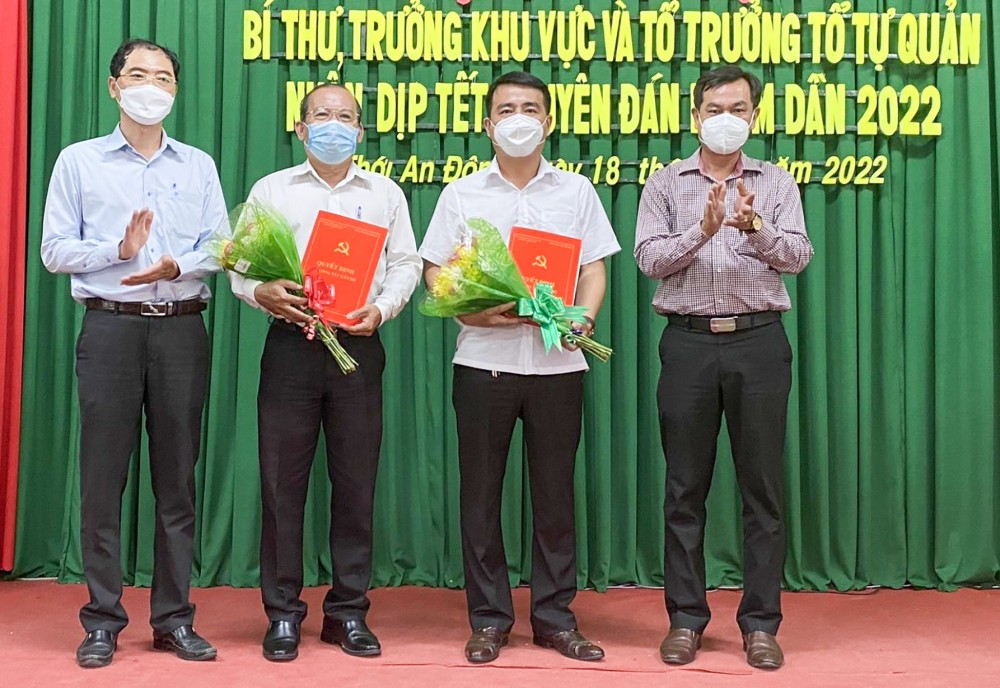 Điều động, luân chuyển cán bộ để rèn luyện, "thử lửa" Đồng chí Đoàn Hoàng Sơn, Trưởng Ban Tổ chức Quận ủy (bìa trái) trao quyết định điều động cán bộ cho cán bộ chủ chốt phường Thới An Đông.