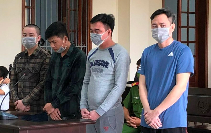 Bị cáo Phạm Văn Thanh (bìa phải) và các đồng phạm tại phiên tòa sơ thẩm.