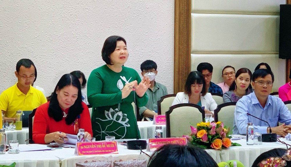 Bà Cao Xuân Thu Vân, Phó Chủ tịch UBND tỉnh Bạc Liêu, trao đổi tại diễn dàn.