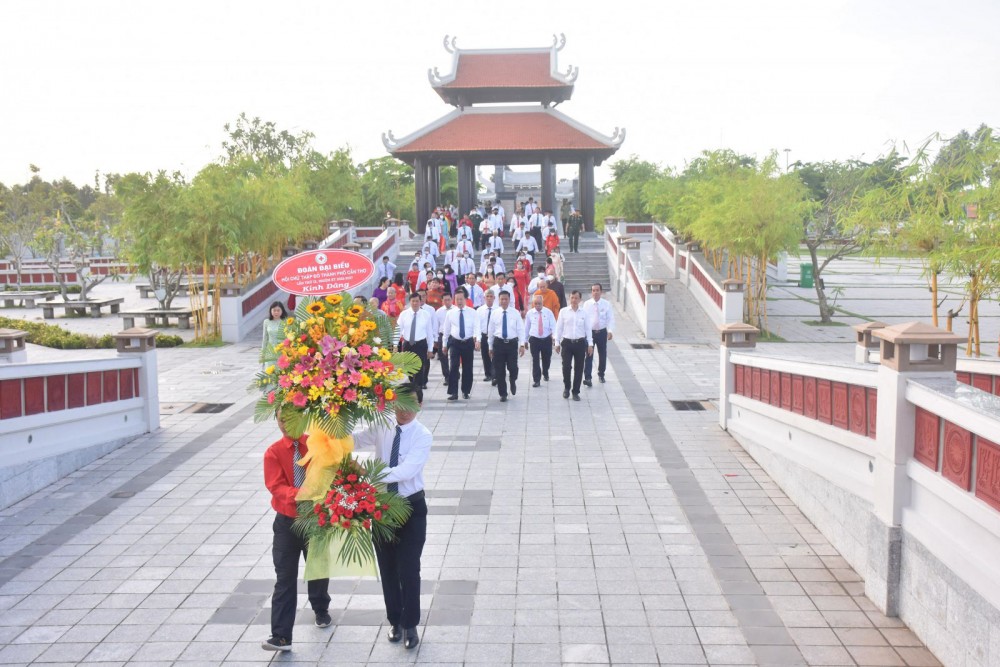 Đoàn đại biểu Hội Chữ thập đỏ TP Cần Thơ dâng hoa, báo công tại Đền thờ Vua Hùng trên địa bàn quận Bình Thủy. Ảnh: X.ĐÀO