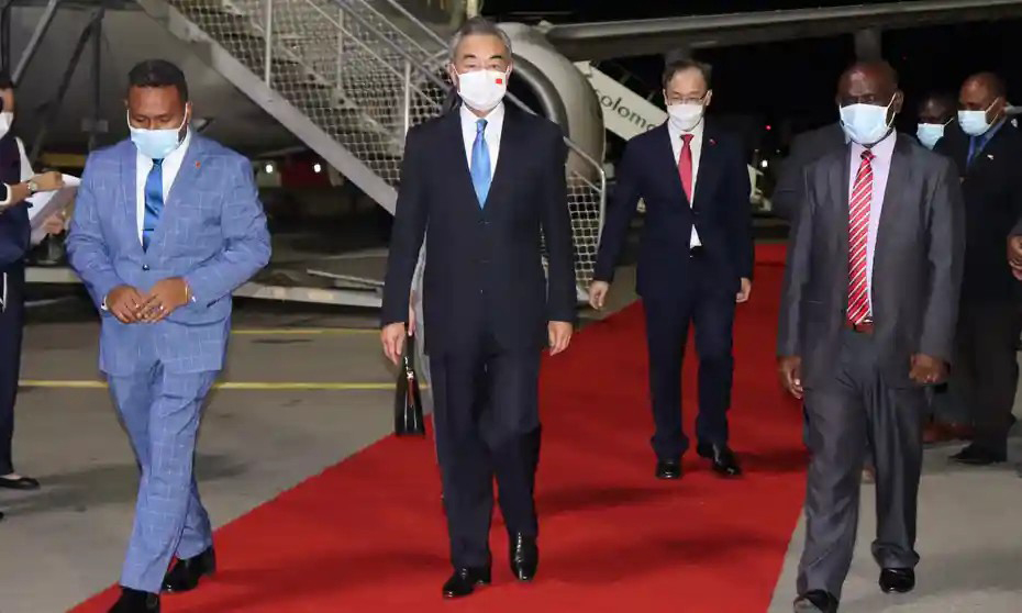 Ngoại trưởng Trung Quốc Vương Nghị (giữa) đến Quần đảo Solomon sáng 26-5. Ảnh: AFP