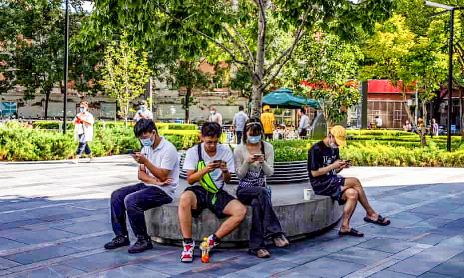 Thanh niên Trung Quốc ở Bắc Kinh. Ảnh: EPA