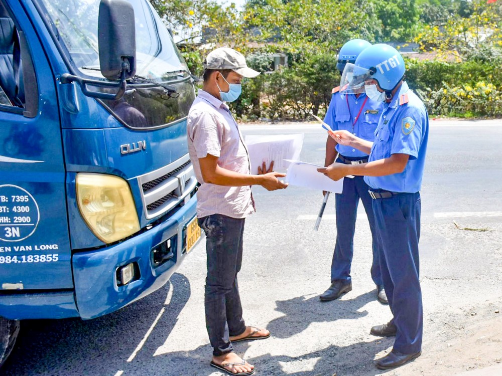 Đội Thanh tra địa bàn huyện Cờ Đỏ kiểm tra hành chính và thủ tục lắp camera đối với xe lưu thông trên đường tỉnh 919.