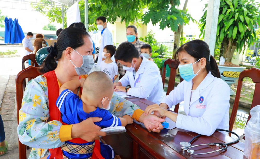 Câu lạc bộ Thầy thuốc trẻ Bệnh viện Đa khoa quận Thốt Nốt khám bệnh cho người dân phường Thuận An. Ảnh do Quận đoàn Thốt Nốt cung cấp