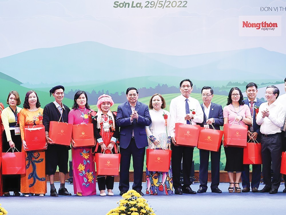 Thủ tướng Phạm Minh Chính đối thoại với nông dân Thủ tướng Phạm Minh Chính tặng quà cho các nông dân tiêu biểu. Ảnh: Dương Giang-TTXVN