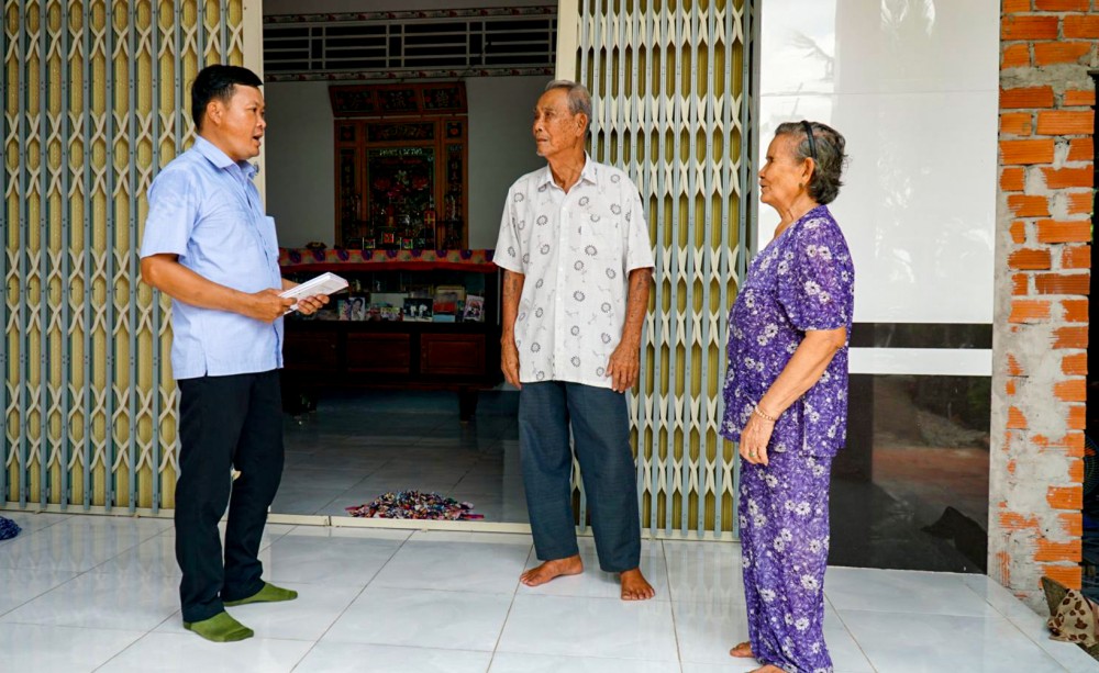Anh Thuấn thăm hỏi gia đình ông Nguyễn Văn Tốt, ấp Thới Phong B.