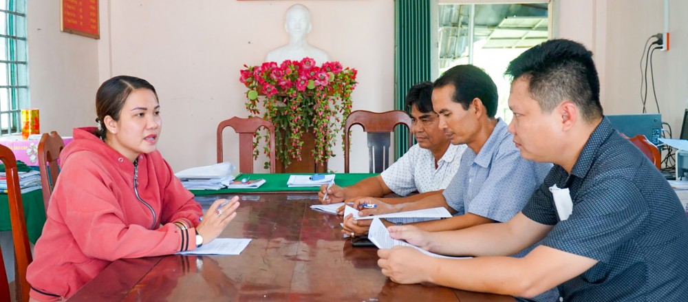 Thường trực Đảng ủy xã Thạnh Phú (bên trái) làm việc với Ban Chi ủy Chi bộ ấp Phước Lộc về chuẩn bị tổ chức Đại hội Chi bộ nhiệm kỳ 2022-2025.