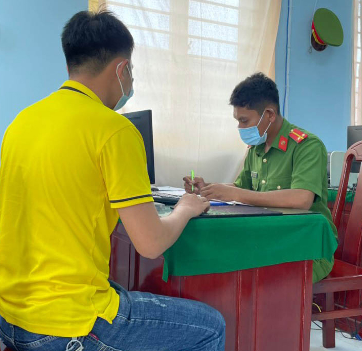 Công an xã Trường Xuân B tiếp nhận, giải quyết thủ tục hành chính cho người dân.