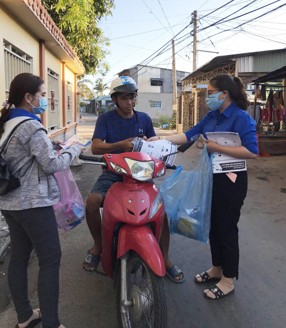 Thanh niên tình nguyện bảo đảm an toàn giao thông ĐVTN phường Thốt Nốt phát tờ rơi tuyên truyền ATGT.
