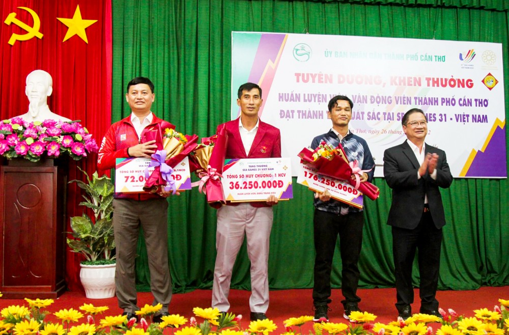 Chủ tịch UBND thành phố Trần Việt Trường trao thưởng cho 3 HLV của thể thao Cần Thơ.