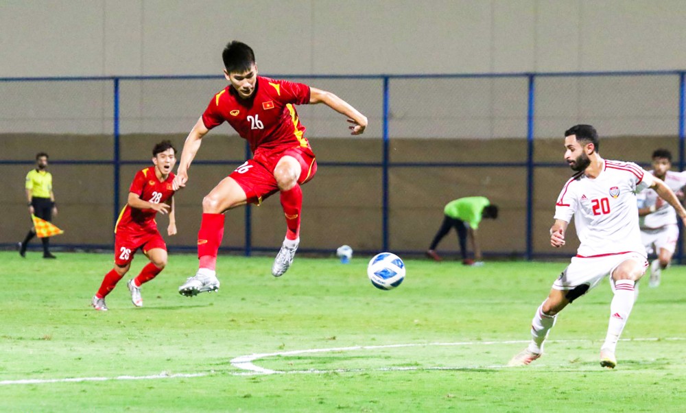 Tiền đạo Nhâm Mạnh Dũng (số 26) trong buổi đá tập với U23 UAE trước khi vào giải U23 châu Á. Ảnh: VFF