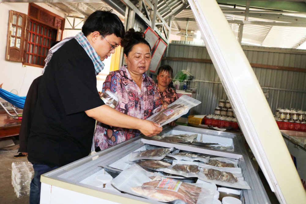 Khách hàng chọn mua sản phẩm OCOP được làm từ cá tra của gia đình ông Chương Văn Khanh ở quận Thốt Nốt, TP Cần Thơ.