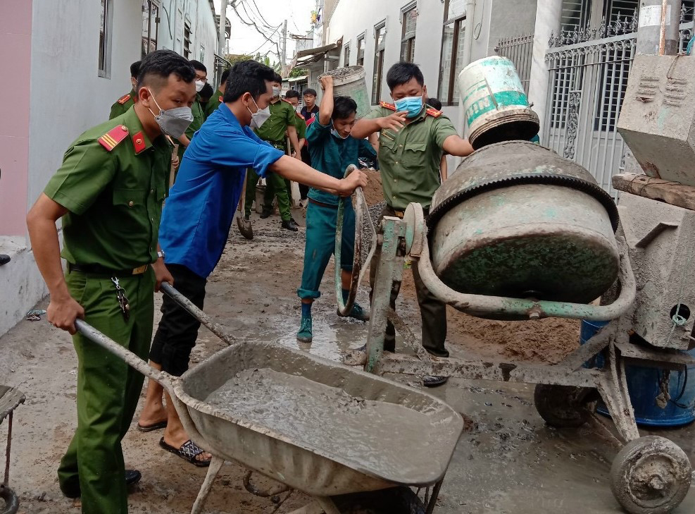 Thanh niên quận Bình Thủy phối hợp cán bộ, chiến sĩ Công an thành phố xây dựng một tuyến hẻm ở phường Bình Thủy.