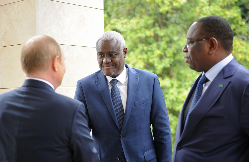 Tổng thống Senegal Macky Sall (giữa), Chủ tịch luân phiên AU, có niềm tin vào lời hứa của ông Putin tạo điều kiện xuất khẩu ngũ cốc sang châu Phi. Ảnh: AP